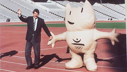 El alcalde de Barcelona en 1992, Pasqual Maragall, con Cobi, la mascota de los Juegos.