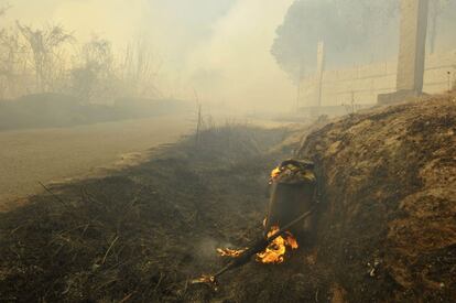 La Xunta declaró la alerta de nivel uno: peligro para personas y casas. El viento dificulta mucho las labores de extinción de ambos focos