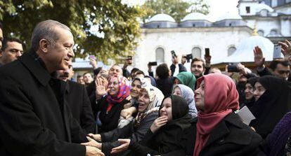 Recep Tayyip Erdogan saluda tras rezar en una mezquita de Estambul.