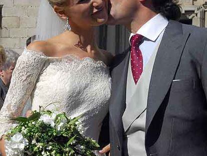 Fernando Sarasola besa a Tita Astolfi tras la boda.