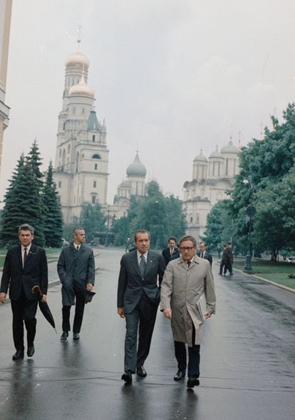 Nixon y Kissinger salen del Kremlin tras firmar el acuerdo de Principios Básicos de las Relaciones entre Estados Unidos y la Unión de Repúblicas Socialistas Soviéticas, en Moscú, el 29 de mayo de 1972.
