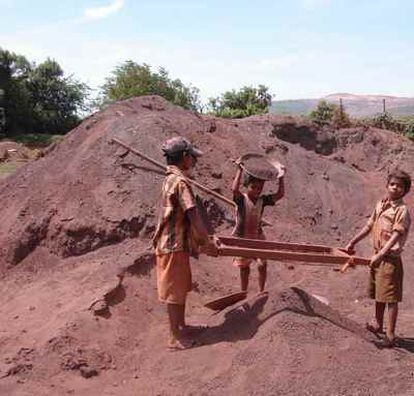 Niños trabajando en una mina a cielo abierto en India.