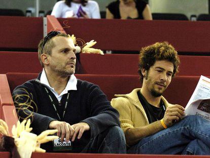 Miguel Bosé y Nacho Palau, en 2004.