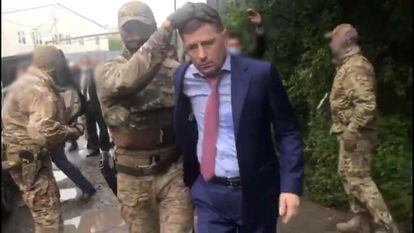 Miembros de las fuerzas de seguridad rusa detienen al gobernador de Jabarovsk el jueves. 