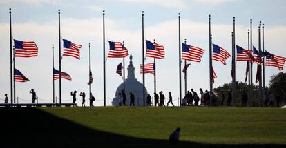 Banderas frente a media asta en el monumento a Washington.