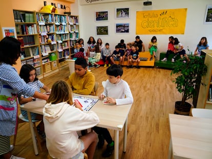 Alumnos en el colegio público Veneranda Manzano de Oviedo, en junio.