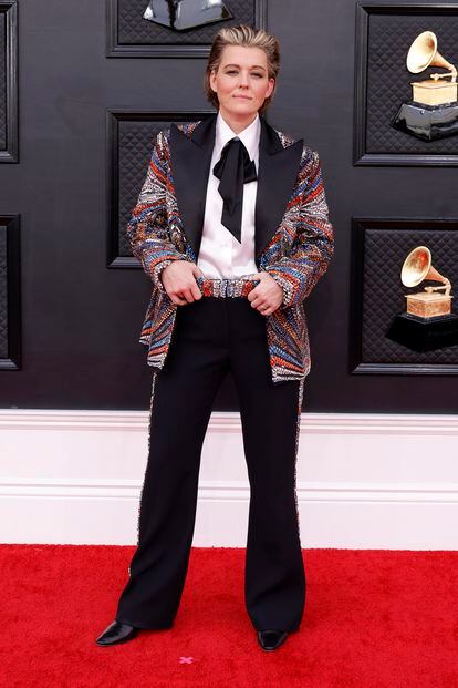 Una de las favoritas de la noche, con cinco nominaciones; Brandi Carlyle ha posado en la alfombra roja con un traje de chaqueta y lentejuelas de Boss