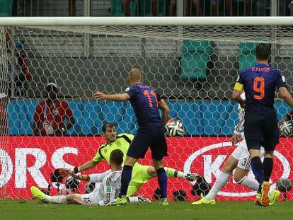 Robben mara uno de sus goles a Espa&ntilde;a.