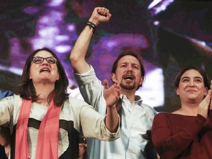 M&ograve;nica Oltra, vicepresidenta valenciana; el l&iacute;der de Podemos, Pablo Iglesias, y la alcaldesa de Barcelona, Ada Colau.