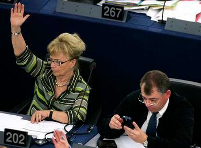 Dos eurodiputados alemanes, durante la votación en el Parlamento Europeo sobre las nuevas tarifas de móvil.