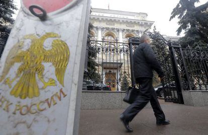 Un hombre pasa por delante de del Banco Central de Rusia en Mosc&uacute; 