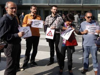 Un polic&iacute;a pide la identificaci&oacute;n a unas personas que protestaban por la detenci&oacute;n de menores en las manifestaciones estudiantiles.