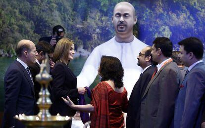 La Reina Letizia en el estand de India durante su paseo inaugural por Fitur, feria que celebra este año su 36º edición.