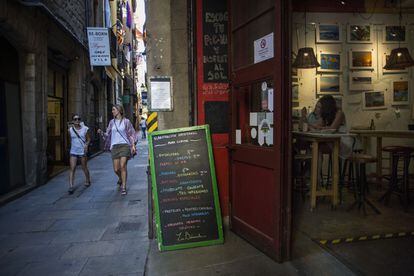 La calle Flassaders viene de 'flas­sada', manta en catalán, y, como otras tantas calles de la zona, antiguamente concentraba a los artesanos del gremio.
