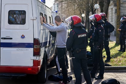 La Ertzaintza procede a la detención de varios jóvenes en los incidentes ocurridos este jueves en la UPV en Vitoria.