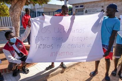 Inmigrantes subsaharianos en la manifestación de este lunes en Melilla.
