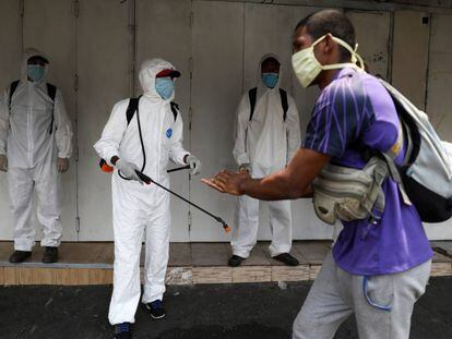 Trabajadores sanitarios desinfectan las calles de Caracas, Venezuela.