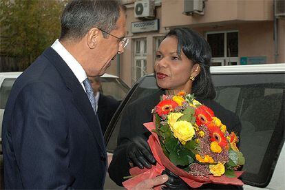 Condoleezza Rice recibe un ramo de flores del ministro ruso de Exteriores, Serguei Lavrov.
