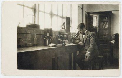 Federico García Lorca en el laboratorio de la Residencia de Estudiantes en 1923.