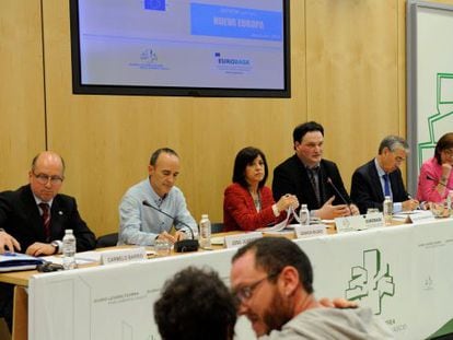 Mesa redonda con Carmelo Barrio (PP), Josu Juaristi (EH Bildu), Izaskun Bilbao (PNV), Ram&oacute;n J&aacute;uregui (PSOE) y Maite Pagazaurtundua (UPyD), de izquierda a derecha, en el Parlamento vasco.