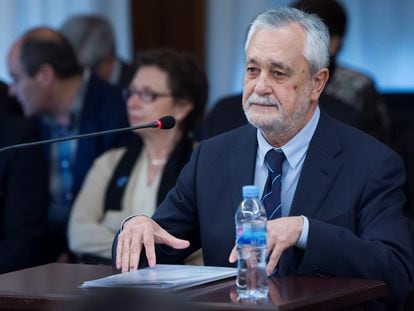 José Antonio Griñán responde a las preguntas del fiscal durante el juicio del caso de los ERE en la Audiencia de Sevilla, en 2018.