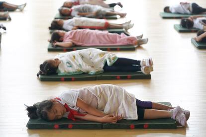 Un grupo de niños de primaria duerme en el gimnasio de su escuela en Wuhan (China) durante la siesta de mediodía, en una imagen tomada el pasado mes de septiembre.