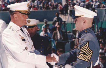 Allyson Robinson, a la derecha, recibe el diploma de graduación de West Point en 1994.