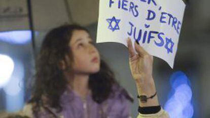 “Muy orgullosos de ser judíos”, dice un cartel de un manifestante en París en alusión al supermercado atacado el viernes.