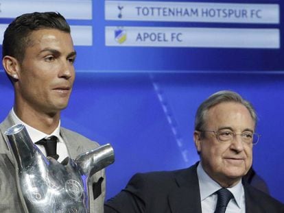 Cristiano Ronaldo, con el trofeo de mejor jugador del a&ntilde;o, junto a Florentino P&eacute;rez.
