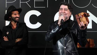 Joaquín Sabina (derecha), junto con Leiva, en la entrega de los Premios ICON, en octubre de 2016.