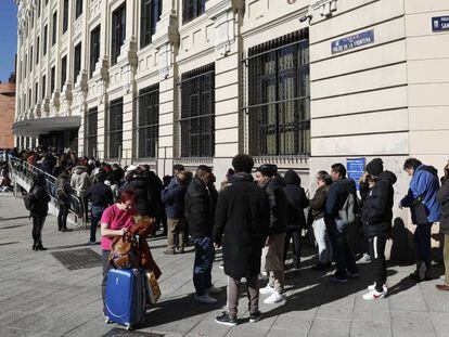 Colas en la oficina de la calle Palos de la Frontera.