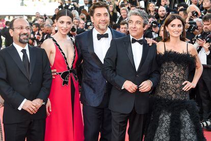 Asghar Farhadi (director de Todos lo saben) posa junto a parte del elenco del filme: Barbara Lennie, Javier Bardem, Ricardo Darín y Penélope Cruz.