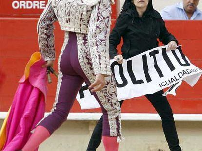 Manifestante antitaurina durante una corrida en la Monumental. <b>