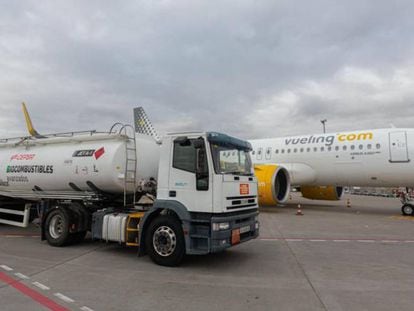 Operación de abastecimiento de combustible a un avión de Vueling en el aeropuerto de Sevilla.