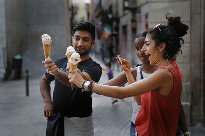 Uns turistes fotografien els seus gelats al districte de Ciutat Vella.