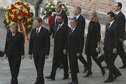 Merkel, con miembros de su Gobierno, ayer en el funeral de soldados muertos en Afganistán.