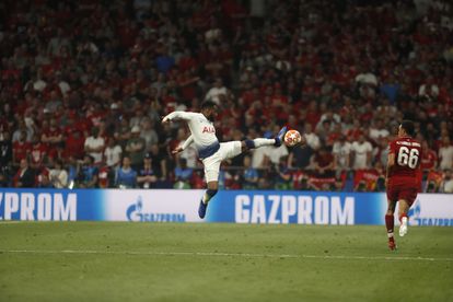 El jugador del Tottenham, Danny Rose, intenta controlar el balón. 