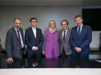 Desde la izquierda: Xavier Flores, secretario general de Infraestructuras; José Manuel Vasallo, catedrático de la Universidad en ETSI; Rosalía González, consejera delegada de calle 30; Miguel Ángel Carrillo, presidente del Colegio de Ingenieros de Caminos y José Ángel Tamariz, director de Europa de Cintra.