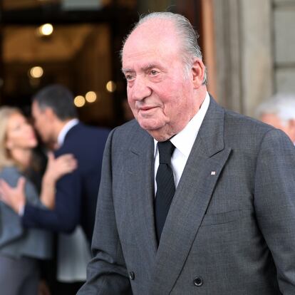 El rey emérito, don Juan Carlos I, entra en la capilla ardiente para despedir a Alfredo Pérez Rubalcaba en el Congreso de los Diputados en 2019.