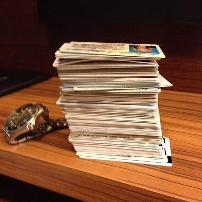 Imagen de un puñado de documentos de identidad robados a la venta en un canal de Telegram