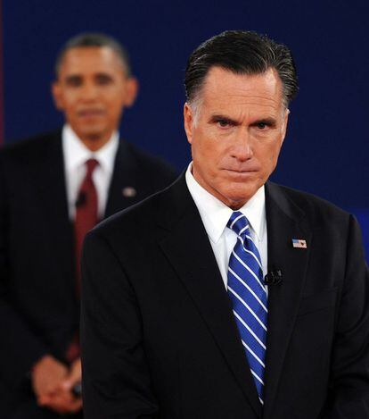Mitt Romney escucha una pregunta formulada durante el debate.