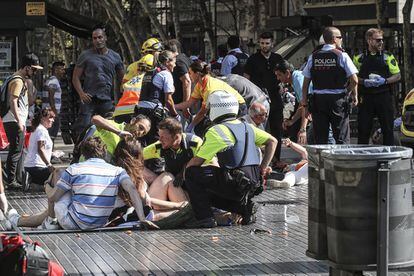 Las víctimas del atentado son socorrida por personal sanitario y agentes de policías.
