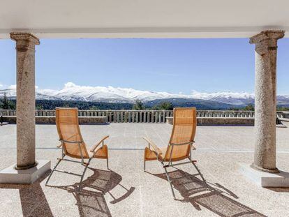 Terraza del parador de Gredos, junto al pueblo de Navarredonda (Ávila).