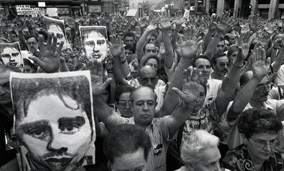 Retratos de Miguel Ángel Blanco, en la manifestación en Madrid tras la muerte del concejal del PP de Ermua (Vizcaya). 