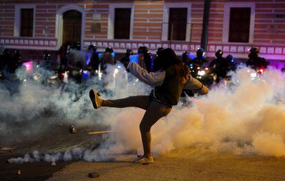 La policía ha reprimido el avance de las marchas con gases lacrimógenos y en ambos bandos denuncian tener decenas de heridos. Un manifestante intenta devolver un bote de gas lacrimógeno durante los enfrentamientos con policías antidisturbios, el 16 de junio de 2022 en Quito.