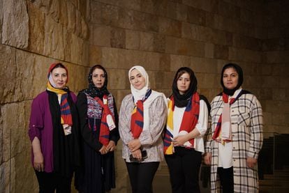 De izquierda a derecha, Gulalai Hotak, Safia Jan Mohamed, Friba Quraishi, Nazima Nezrabi y Helena Hofiany, juezas afganas exiliadas en España, fotografiadas en Madrid.