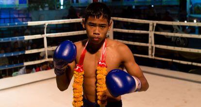 Kong Khae, de 13 años, posa antes de pelear en Supanburi (Tailandia).