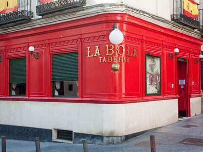Fachada esquinera del veterano restaurante La Bola en el centro histórico de Madrid.