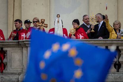 Partidarios del Gobierno polaco reivindican los valores católicos al paso de una manifestación proeuropea, en Varsovia en mayo de 2016.