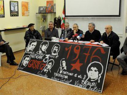 Representantes de las víctimas del 3 de marzo en Vitoria presentan este jueves la iniciativa que llevaran a la Eurocámara. 